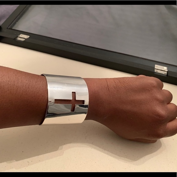 Q) Cross bracelet - Picture 9 of 9